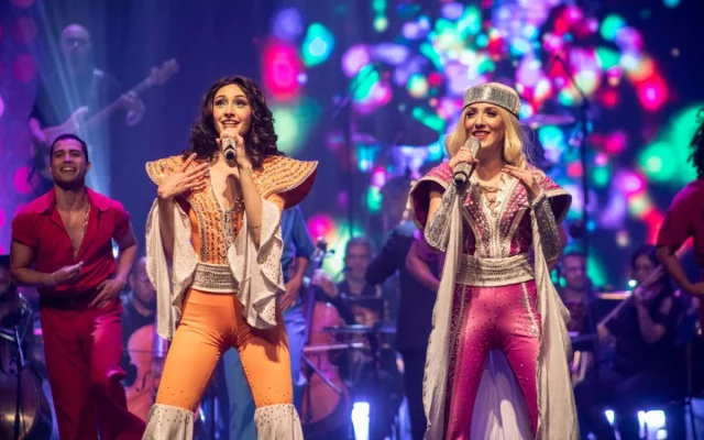 Baixarinos e músicos do espetáculo Abba Experience se apresentam no palco em Nova Iguaçu, na Baixada Fluminense.