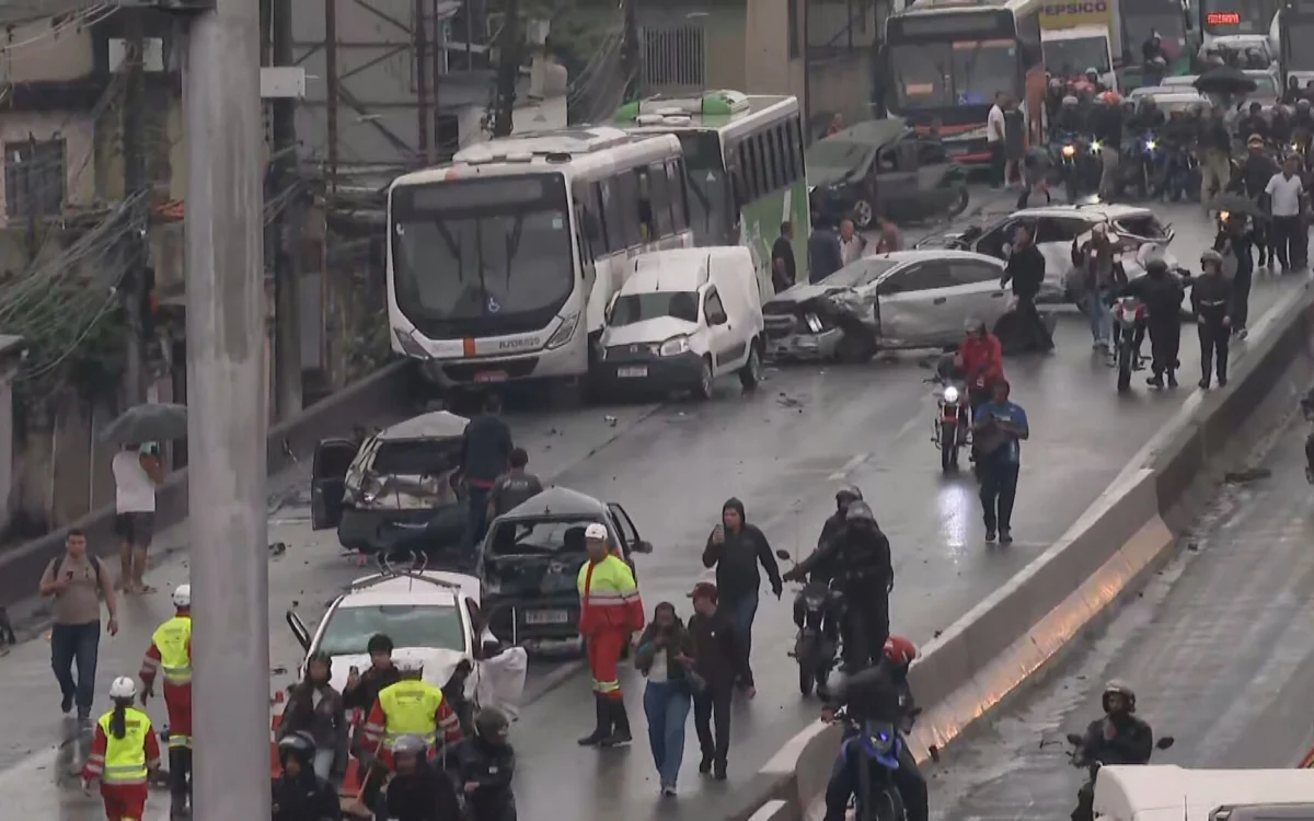 Bombeiros atuam no resgate entre carros amassados, caminhão e ônibus em engavetamento na Via Dutra, em São João de Meriti.