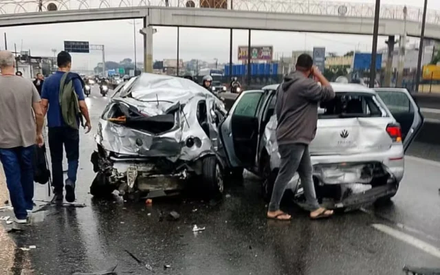 Veículos danificados após grave engavetamento na Rodovia Presidente Dutra na Baixada Fluminense