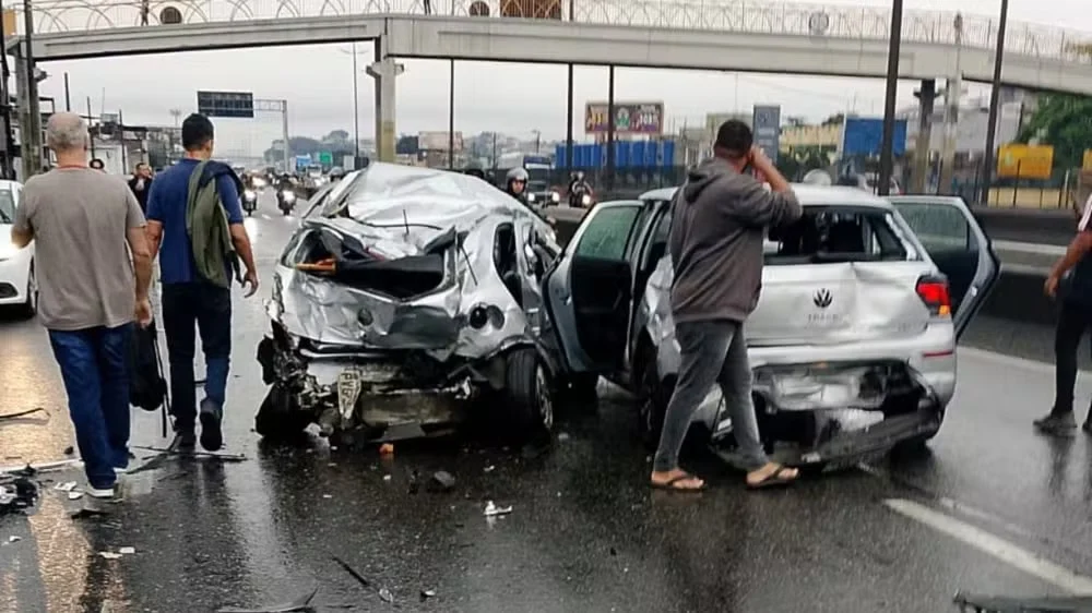 Veículos danificados após grave engavetamento na Rodovia Presidente Dutra na Baixada Fluminense