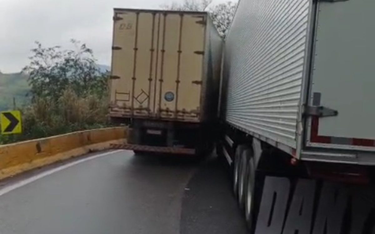 Duas carretas envolvidas em acidente na Via Dutra com equipes de atendimento na pista, em Piraí