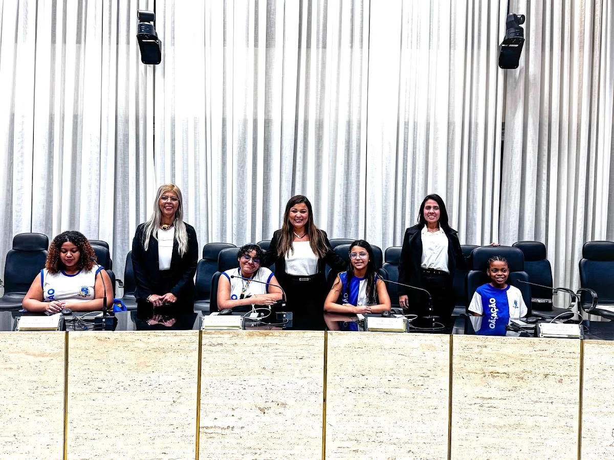 Alunas de Belford Roxo e autoridades reunidas durante entrega de premiação do Tribunal de Justiça no Centro do Rio. (foto 2)