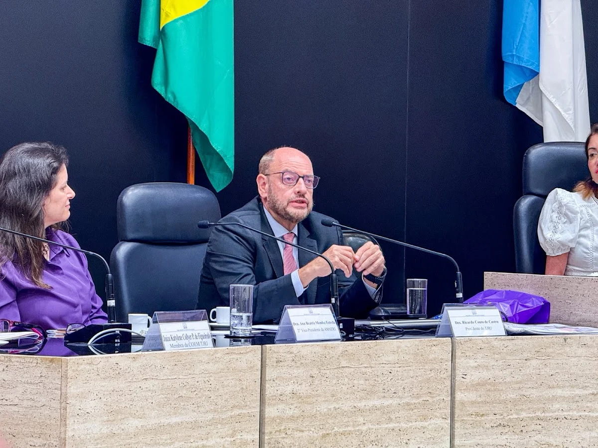 Alunas de Belford Roxo e autoridades reunidas durante entrega de premiação do Tribunal de Justiça no Centro do Rio. (foto 3)