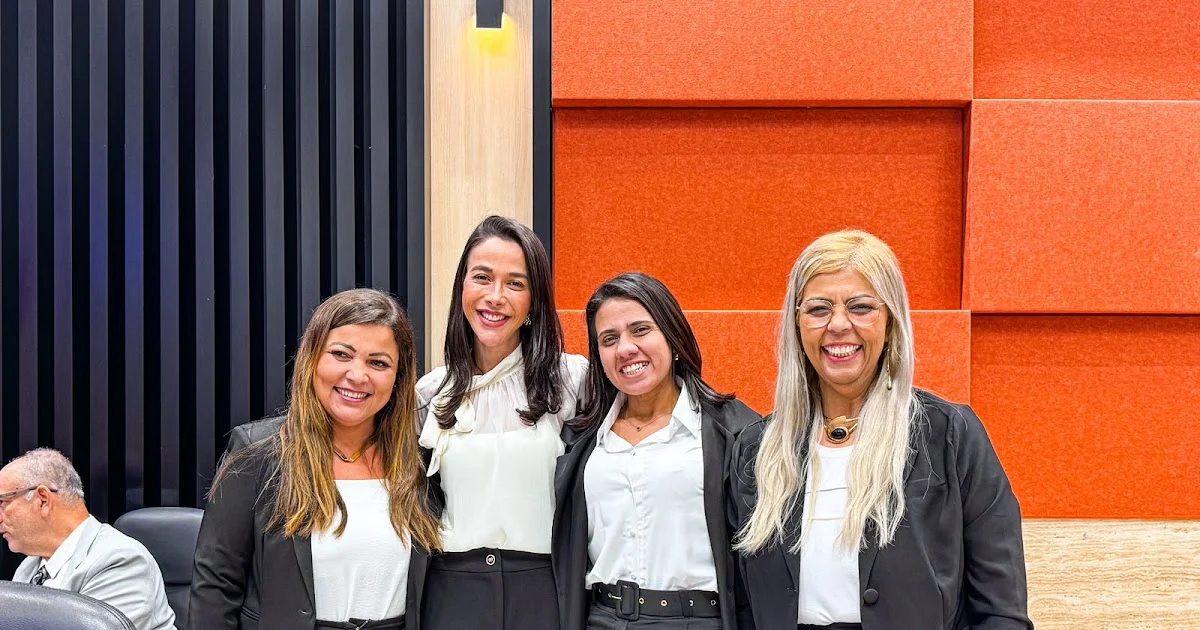 Alunas de Belford Roxo e autoridades reunidas durante entrega de premiação do Tribunal de Justiça no Centro do Rio.