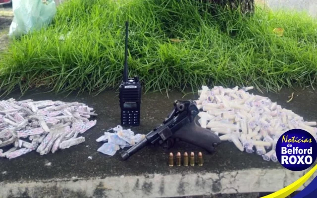 Material apreendido pela Polícia Militar no bairro Shangri-lá em Belford Roxo
