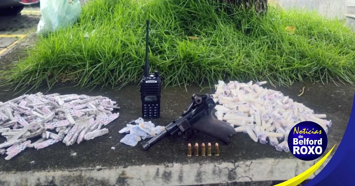 Material apreendido pela Polícia Militar no bairro Shangri-lá em Belford Roxo