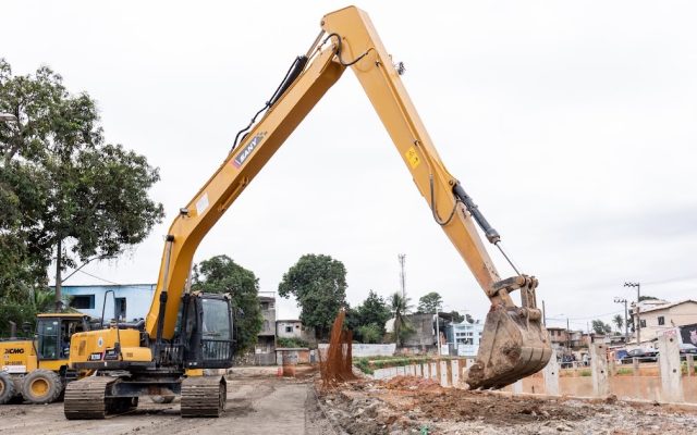 Homens trabalhando nas obras de canalização do Canal Maxambomba em Belford Roxo