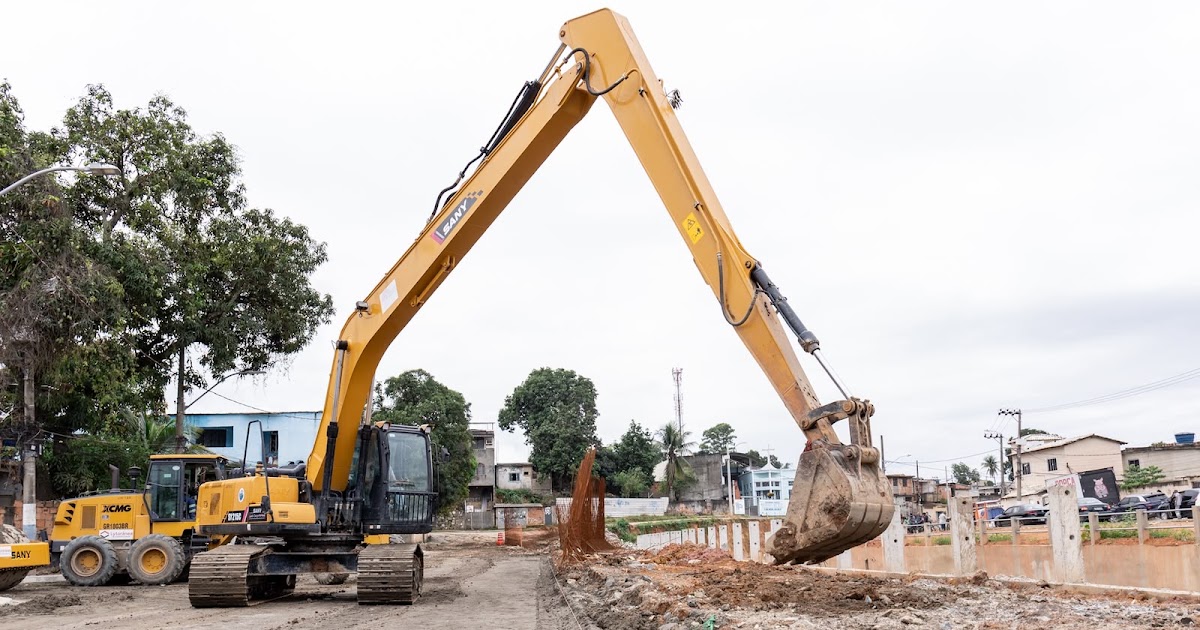 Homens trabalhando nas obras de canalização do Canal Maxambomba em Belford Roxo