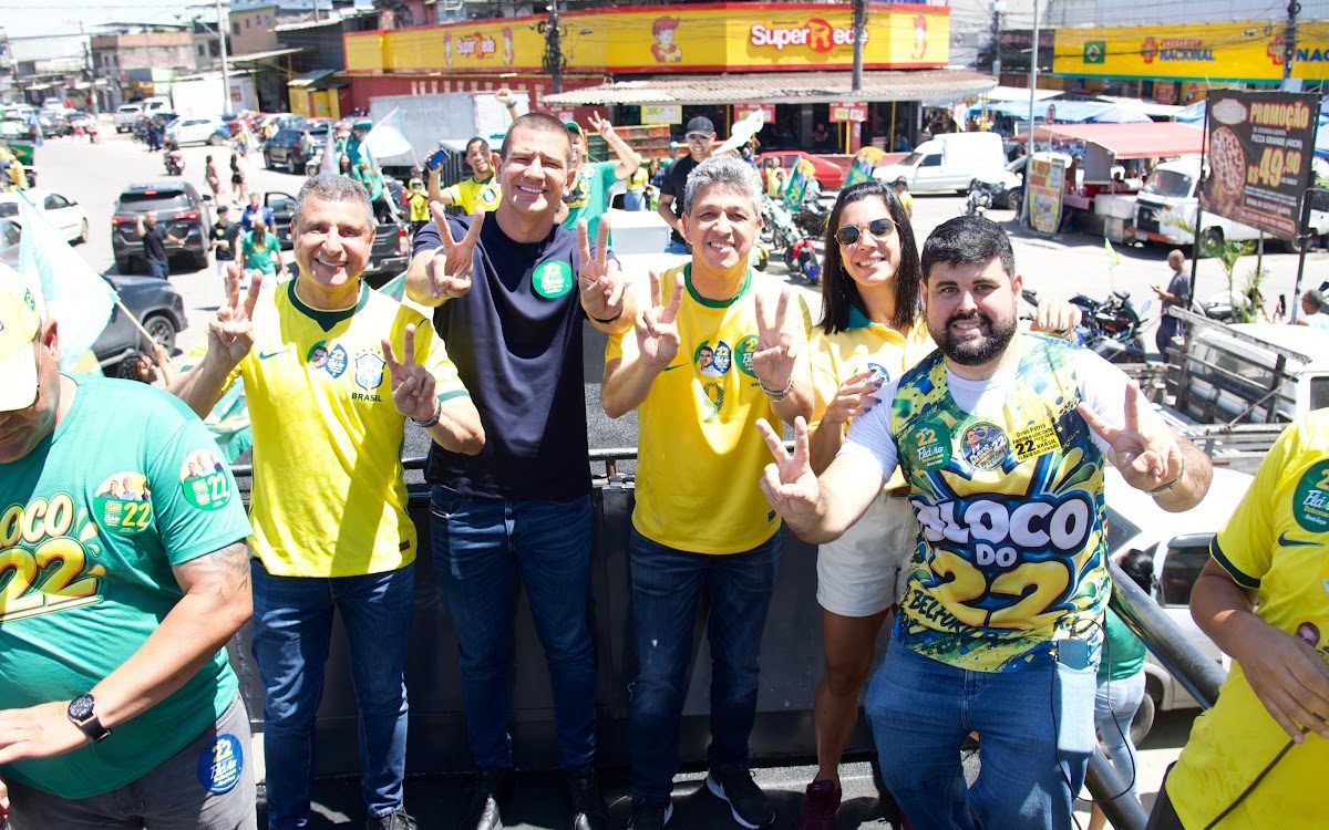 Veículos em carreata política durante ato eleitoral em ruas de Belford Roxo na Baixada Fluminense.