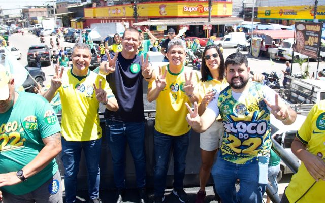 Veículos em carreata política durante ato eleitoral em ruas de Belford Roxo na Baixada Fluminense.