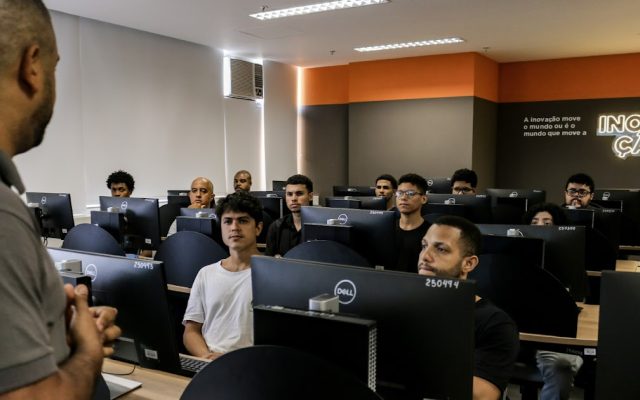 Estudantes em unidade do Senac RJ na Baixada Fluminense participando de capacitação profissional em cursos técnicos gratuitos