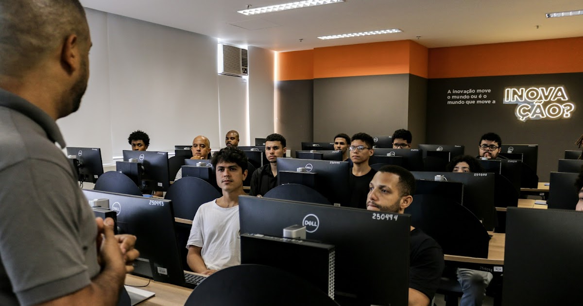 Estudantes em unidade do Senac RJ na Baixada Fluminense participando de capacitação profissional em cursos técnicos gratuitos