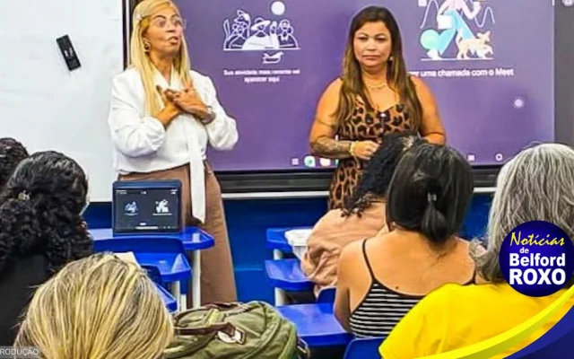 Professores reunidos em sala de aula em Belford Roxo durante capacitação com blocos Lego Braille para alunos com deficiência visual.