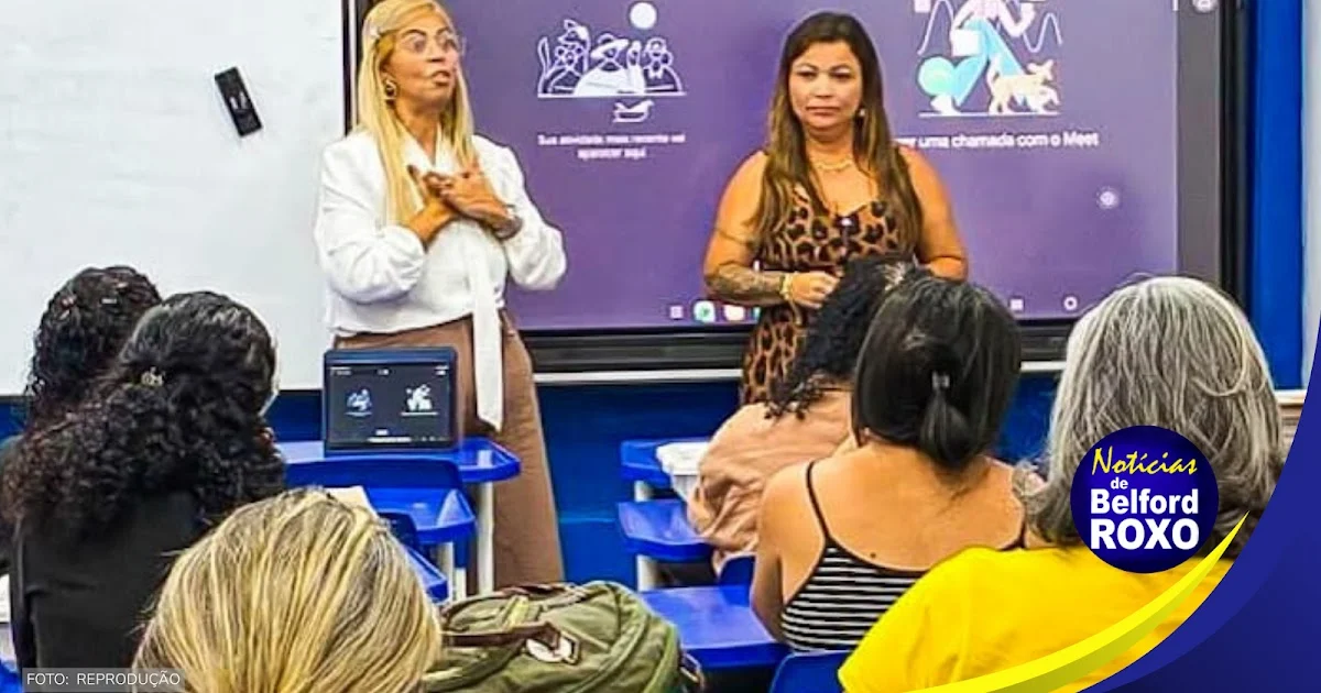 Professores reunidos em sala de aula em Belford Roxo durante capacitação com blocos Lego Braille para alunos com deficiência visual.