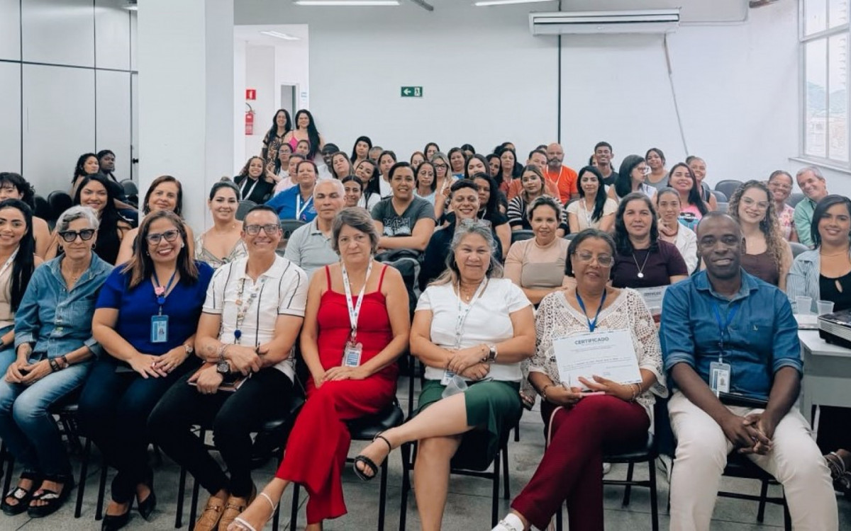 Profissionais da Assistência Social reunidos durante lançamento de cartilha voltada para educadores sociais em Belford Roxo