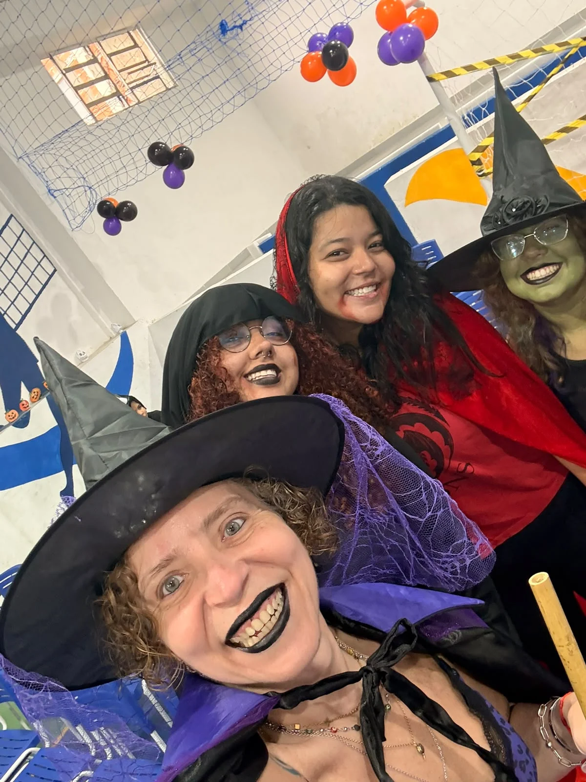 Alunos e professores fantasiados na Festa de Halloween da Escola Bilíngue Municipal Engenheiro Belford Roxo, no bairro Guaraciaba (foto 2)