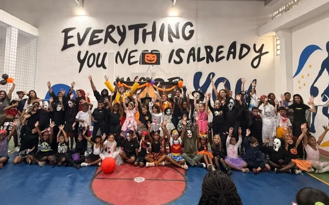 Alunos e professores fantasiados na Festa de Halloween da Escola Bilíngue Municipal Engenheiro Belford Roxo, no bairro Guaraciaba