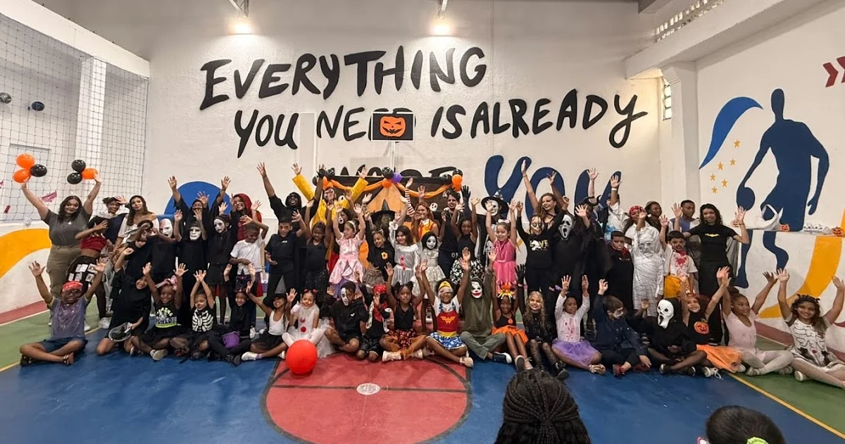 Alunos e professores fantasiados na Festa de Halloween da Escola Bilíngue Municipal Engenheiro Belford Roxo, no bairro Guaraciaba
