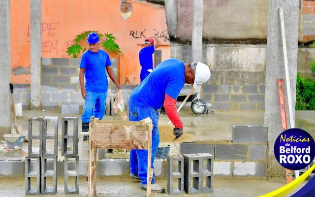 Prefeita Mariana Canella vistoriando as obras da Escola Municipal Bilíngue em Belford Roxo