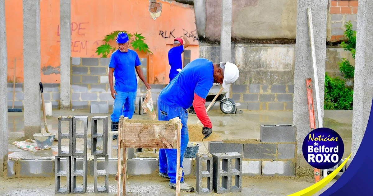 Prefeita Mariana Canella vistoriando as obras da Escola Municipal Bilíngue em Belford Roxo