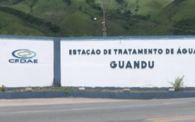 Tubulação de água da Cedae durante manutenção no Sistema Guandu que afeta o abastecimento em Belford Roxo.