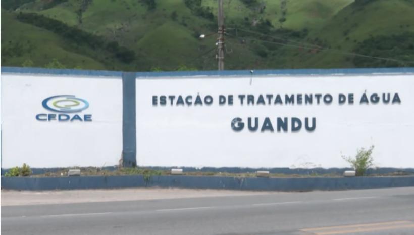 Tubulação de água da Cedae durante manutenção no Sistema Guandu que afeta o abastecimento em Belford Roxo.