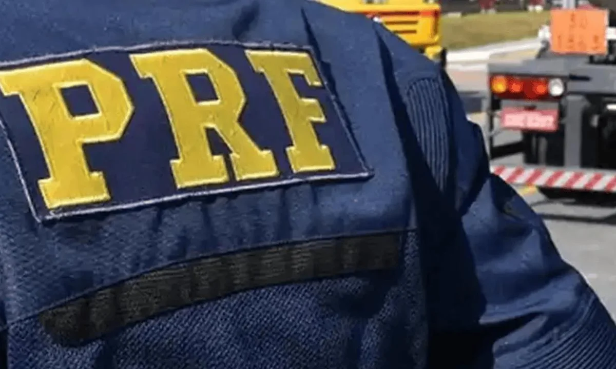 Viatura da Polícia Rodoviária Federal durante operação em rodovia federal que liga o Rio de Janeiro a Minas Gerais.