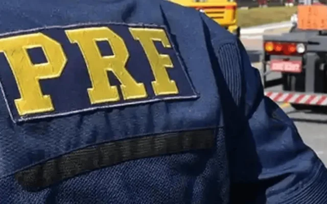 Viatura da Polícia Rodoviária Federal durante operação em rodovia federal que liga o Rio de Janeiro a Minas Gerais.