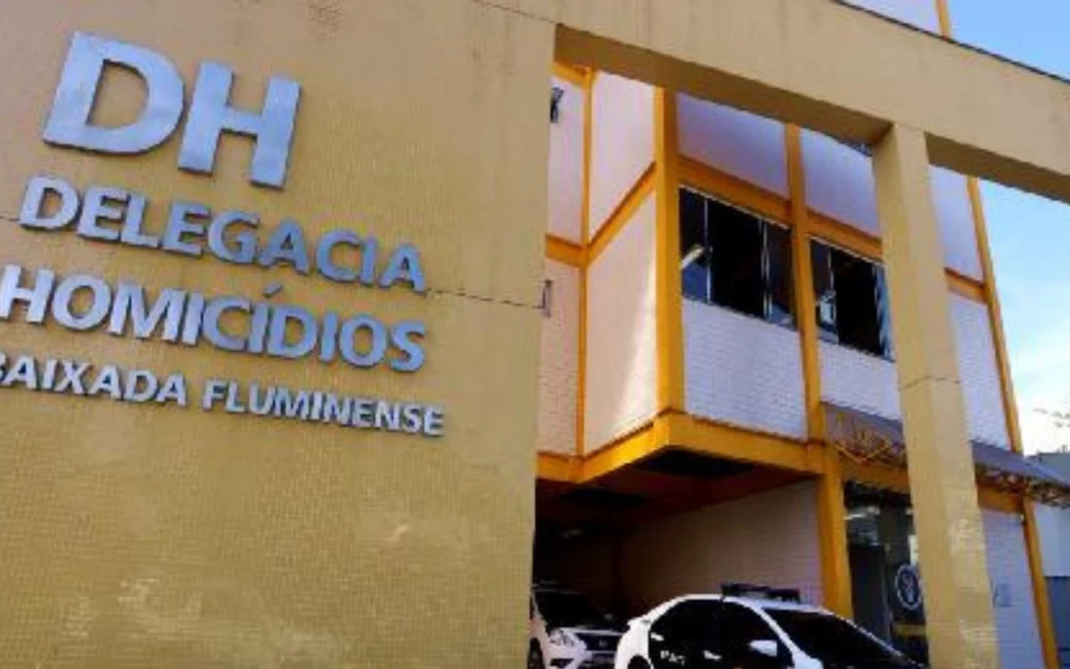 Fachada de delegacia da Polícia Civil em Belford Roxo investigando duplo homicídio de irmãos.