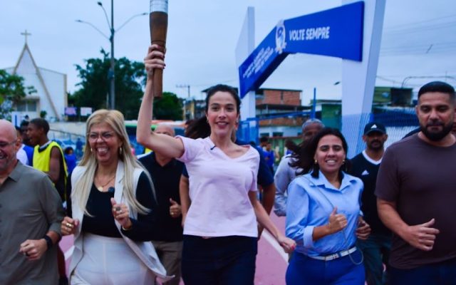 Prefeita Mariana Canella acende a pira olímpica na Vila Olímpica da Nova Piam em Belford Roxo