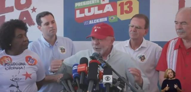 Presidente Luiz Inácio Lula da Silva discursando sobre investimentos federais para Belford Roxo e região metropolitana no Rio de Janeiro.