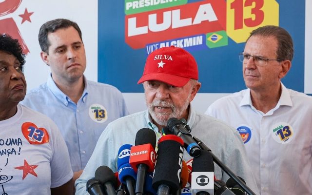 Presidente Luiz Inácio Lula da Silva fala com jornalistas durante agenda política no Rio de Janeiro.