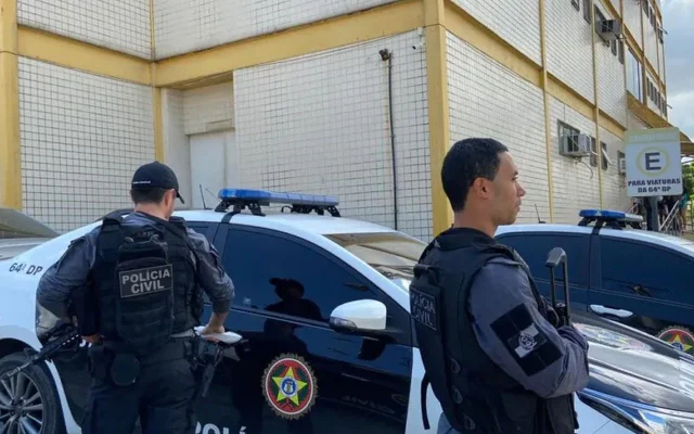 Agentes da Polícia Civil em operação contra milicia na Baixada Fluminense.
