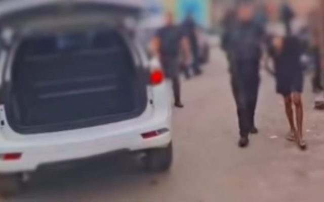 Viatura policial estacionada em rua durante ação contra o tráfico de drogas na comunidade do Castelar em Belford Roxo.