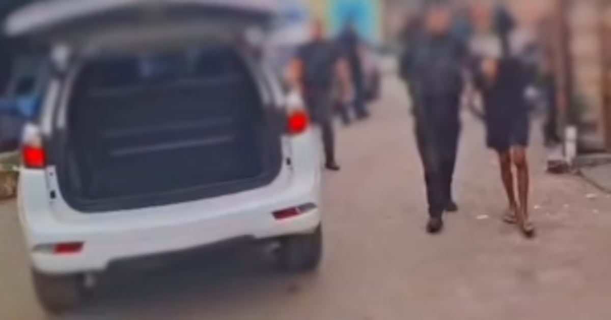 Viatura policial estacionada em rua durante ação contra o tráfico de drogas na comunidade do Castelar em Belford Roxo.