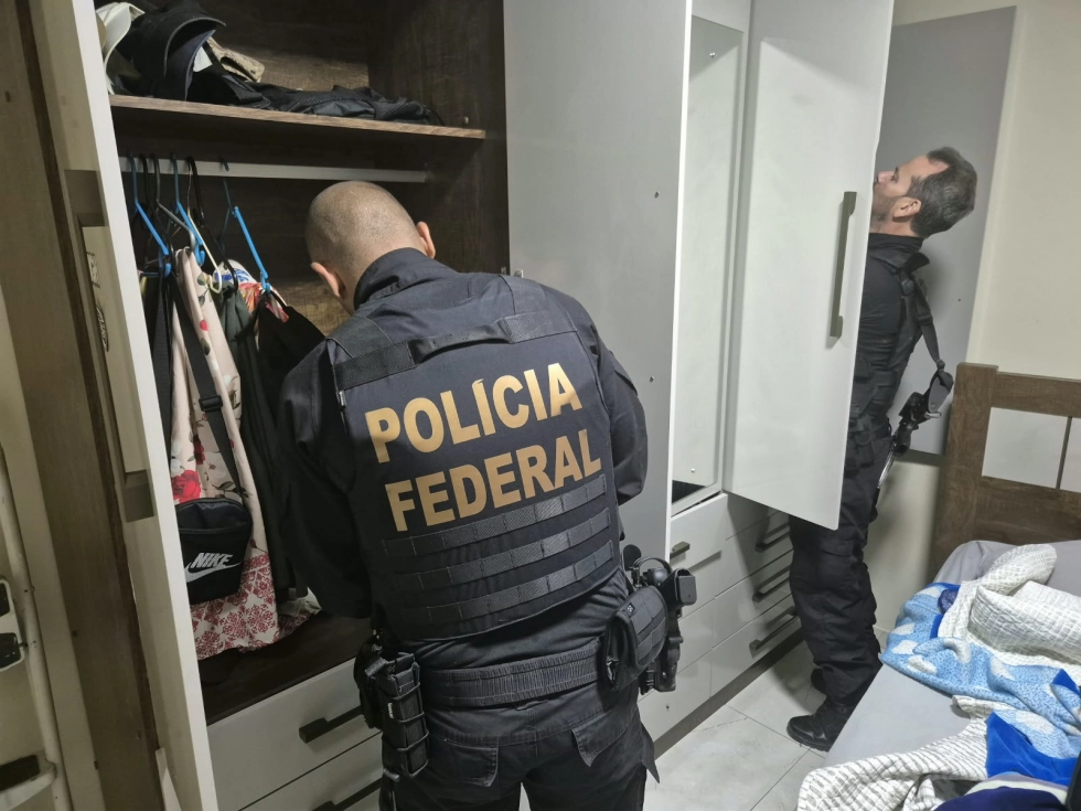 Agentes de segurança realizam operação policial em Belford Roxo para cumprir mandados judiciais contra facção criminosa