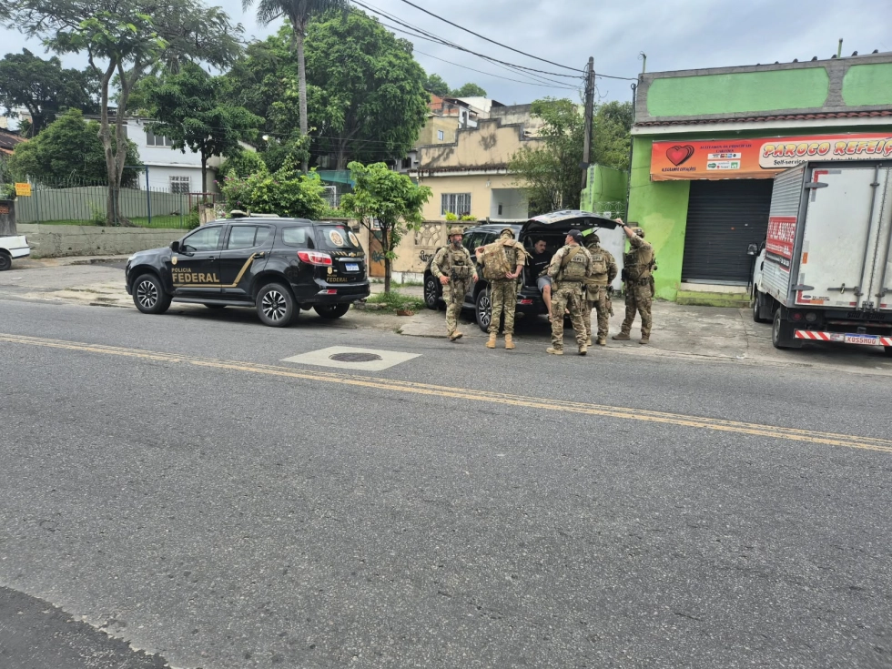 Agentes de segurança realizam operação policial em Belford Roxo para cumprir mandados judiciais contra facção criminosa (foto 2)
