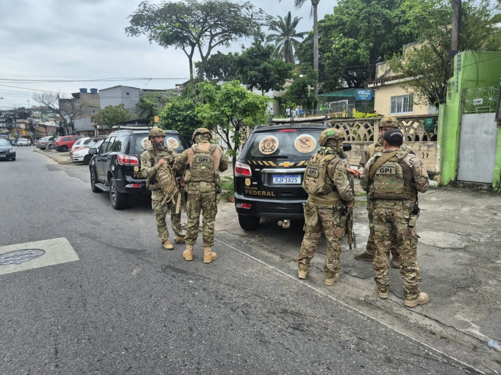 Agentes de segurança realizam operação policial em Belford Roxo para cumprir mandados judiciais contra facção criminosa (foto 3)