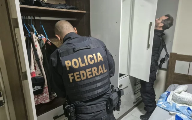 Agentes de segurança realizam operação policial em Belford Roxo para cumprir mandados judiciais contra facção criminosa