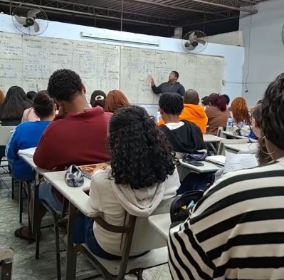 Estudantes em sala de aula de curso preparatório comunitário em Belford Roxo
