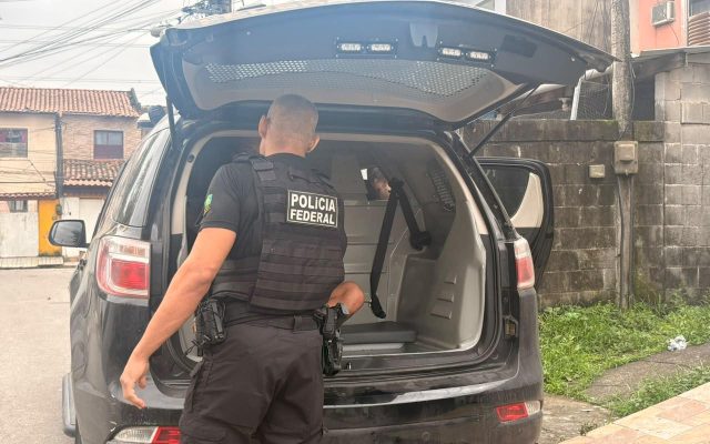 Agentes e viatura da Polícia Federal em operação de busca e apreensão contra abuso sexual infantil em Belford Roxo.