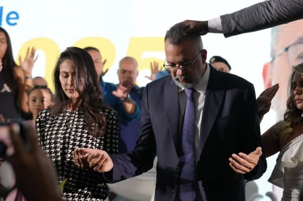 Mariana Malta, prefeita de Belford Roxo, durante pronunciamento oficial na sede da administração municipal.