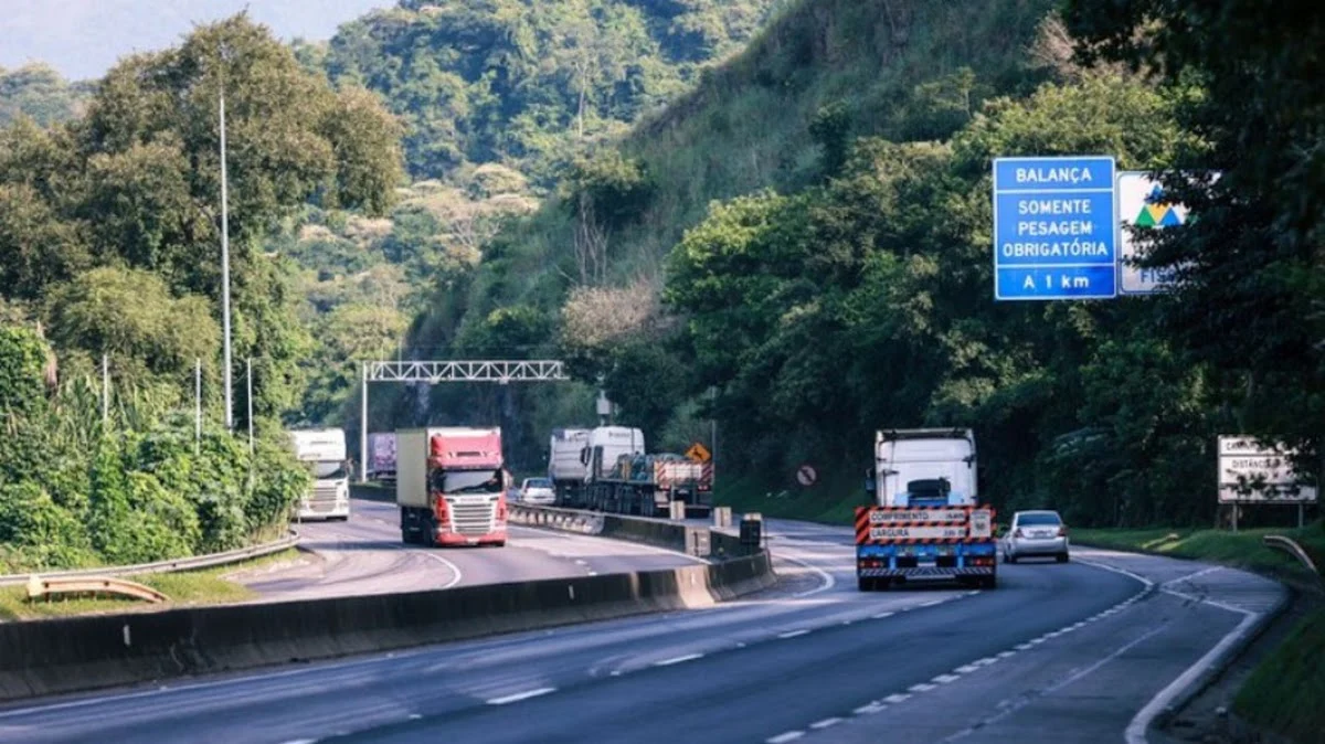 Trânsito intenso de veículos na Rodovia Dutra na saída para o feriadão de Finados no estado do Rio de Janeiro