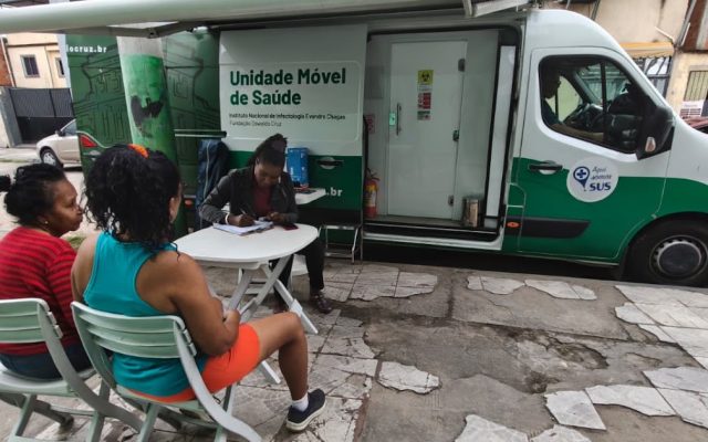 Unidade móvel de saúde do projeto No Corre da Prevenção estacionada na Baixada Fluminense