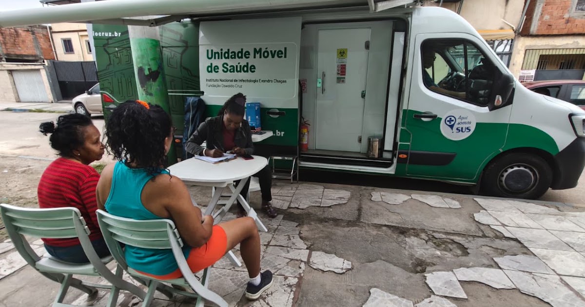Unidade móvel de saúde do projeto No Corre da Prevenção estacionada na Baixada Fluminense