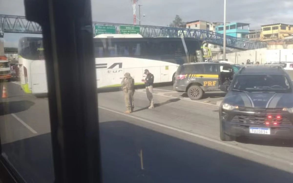 Policial militar atuando na segurança em Duque de Caxias na Baixada Fluminense após tiroteio