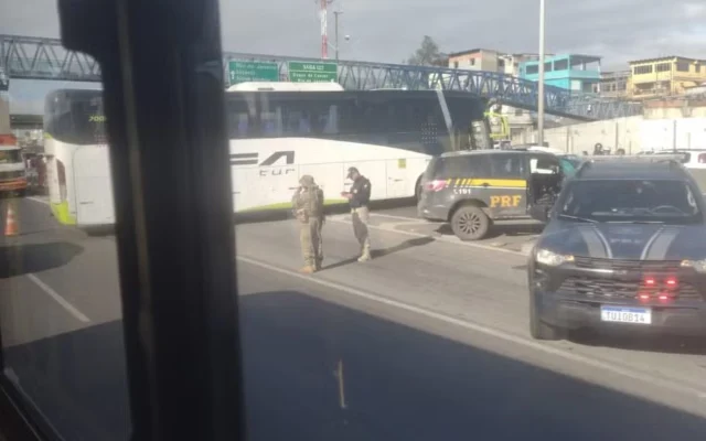 Policial militar atuando na segurança em Duque de Caxias na Baixada Fluminense após tiroteio