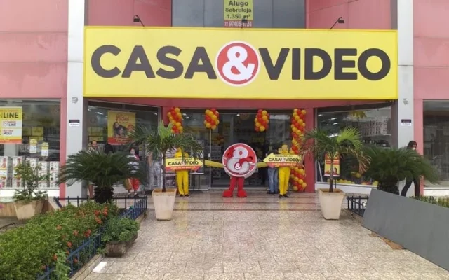 Fachada de loja da Casa & Vídeo com cartaz de contratação para o fim de ano no estado do Rio de Janeiro