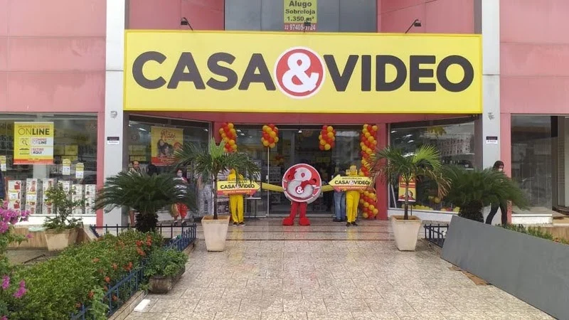 Fachada de loja da Casa & Vídeo com cartaz de contratação para o fim de ano no estado do Rio de Janeiro